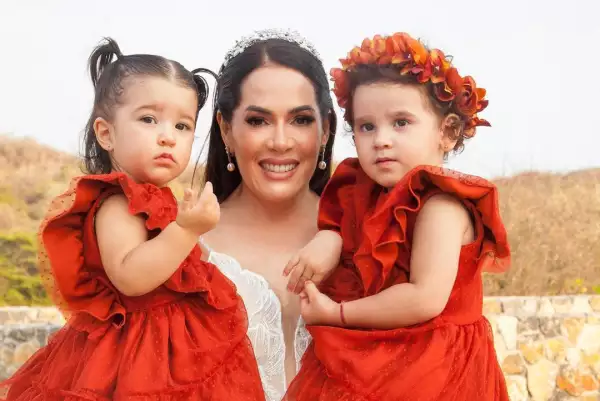 America con las hijas de Alex y Camila Fernández