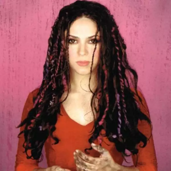 Para la portada de su disco Dónde están los ladrones, la colombiana utilizó trencitas en el cabello negro que tenía.