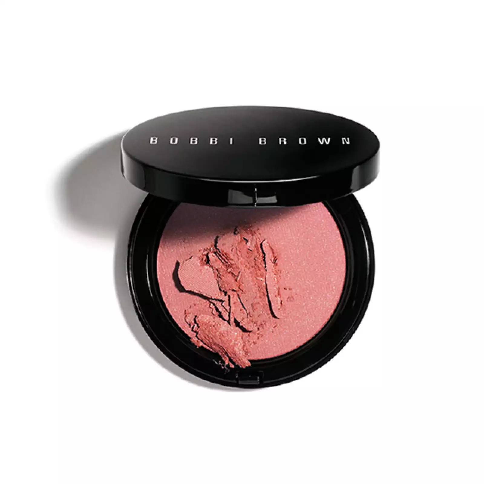 Para que nunca te falte color, carga con el Illuminating Bronzing Powder de Bobbi Brown. Le dará a tu rostro un toque como besado por el sol, súper luminoso y suave. Boutiques Bobbi Brown.