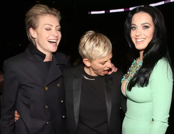 La presentadora no pudo ocultar su asombro, provocando la risa de su esposa Portia de Rossi.