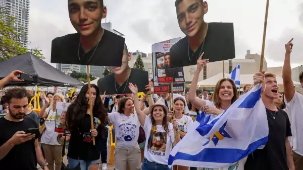 Los israelíes celebran la liberación de Edan Alexander, un cautivo israelí-estadounidense en la Franja de Gaza desde octubre de 2023, en la Plaza de los Rehenes de Tel Aviv el 12 de mayo de 2025. El grupo militante palestino Hamas anunció el 11 de mayo de 2025 que liberaría a Alejandro como parte de las conversaciones con los Estados Unidos hacia un alto el fuego.