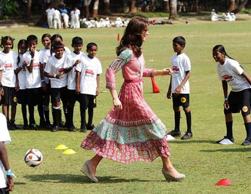 La futura reina se vió muy activa jugando criquet con los niños