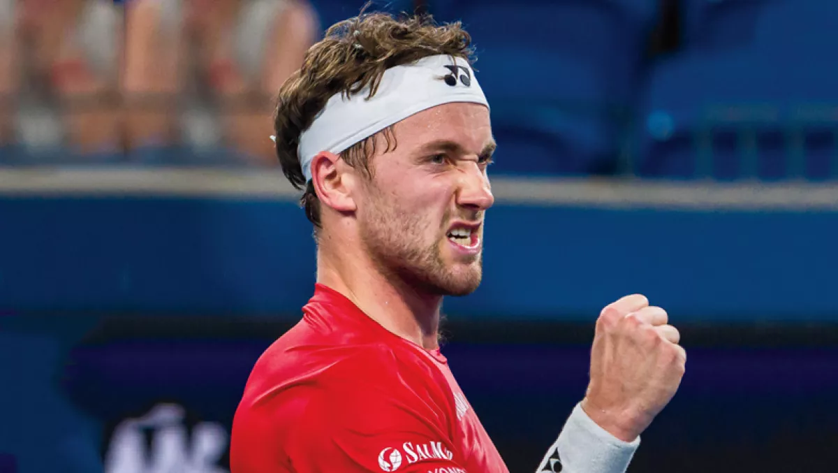 Foto del tenista Casper Rudd con gesto de triunfo y el puño levantado durante un juego.