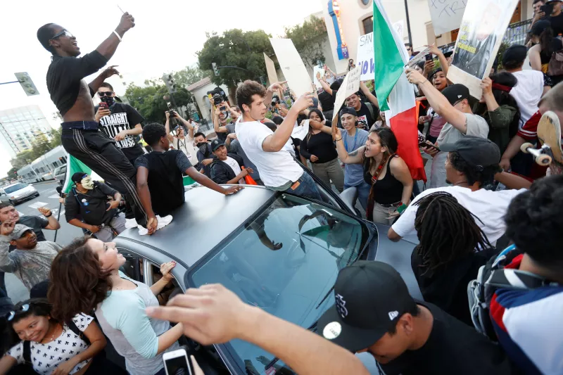 Algunos manifestantes se enfrentaron a simpatizantes de Donald Trump en California.