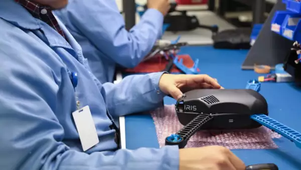 El equipo de t�cnicos e ingenieros que construyen los drones