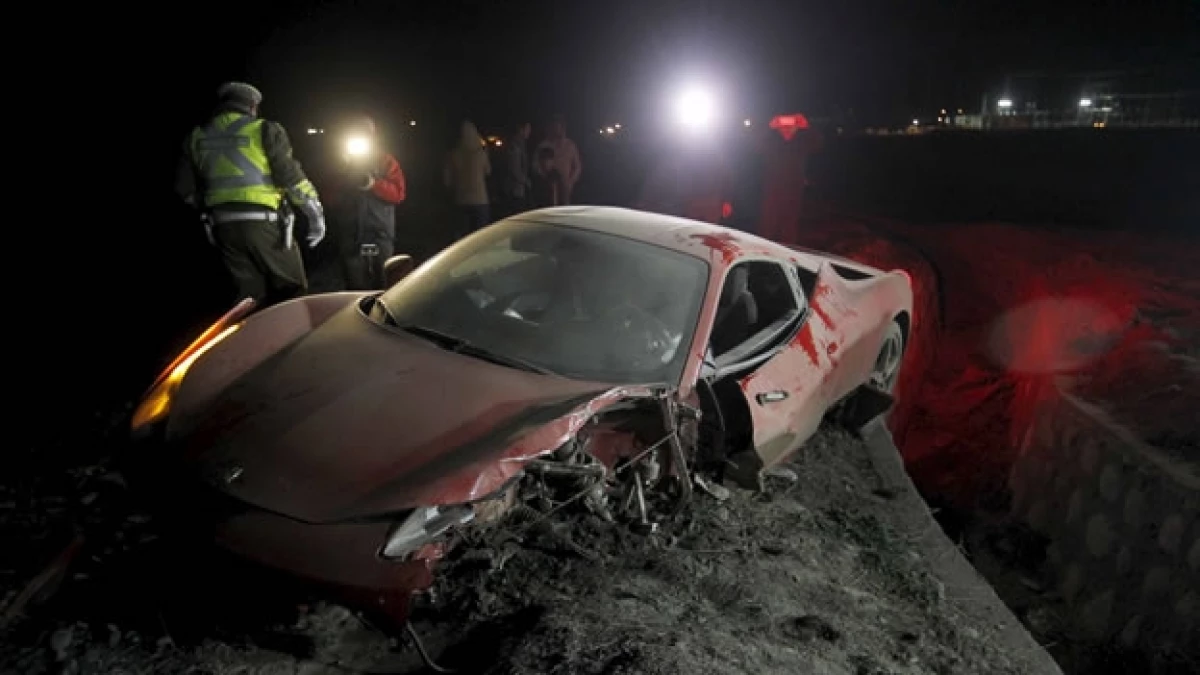 El automóvil de lujo de Vidal quedó destrozado de una parte tras el incidente