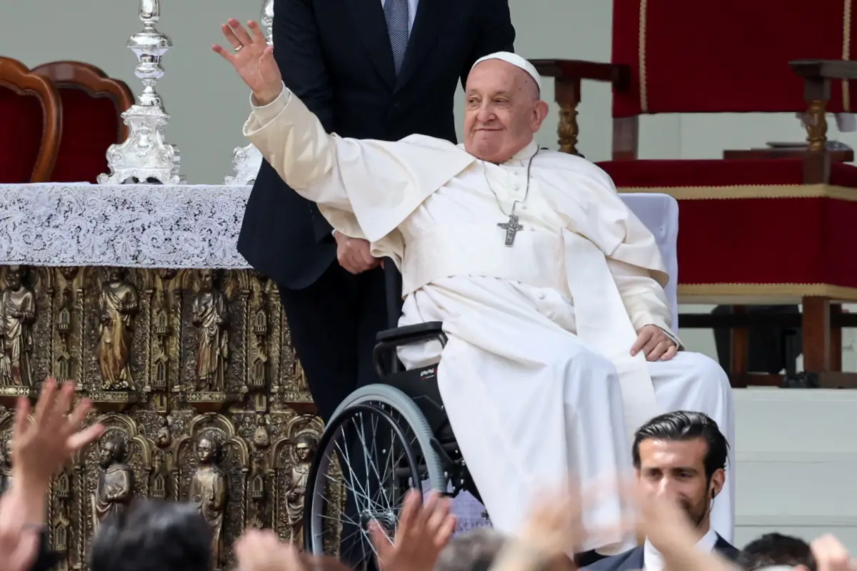 El Papa Francisco saluda en la Plaza de San Marcos el día que celebra la Santa Misa, en Venecia, Italia, el 28 de abril de 2024.