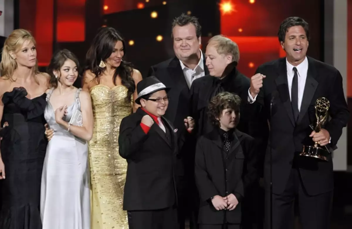 El elenco de la serie Modern Family subió al escenario para recibir el premio como Mejor Serie de Comedia.