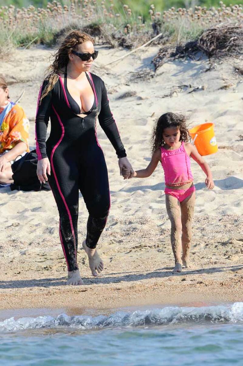 En su paseo con su novio por Capri, Italia, Mariah presumió sus curvas incluso con un traje de buzo.