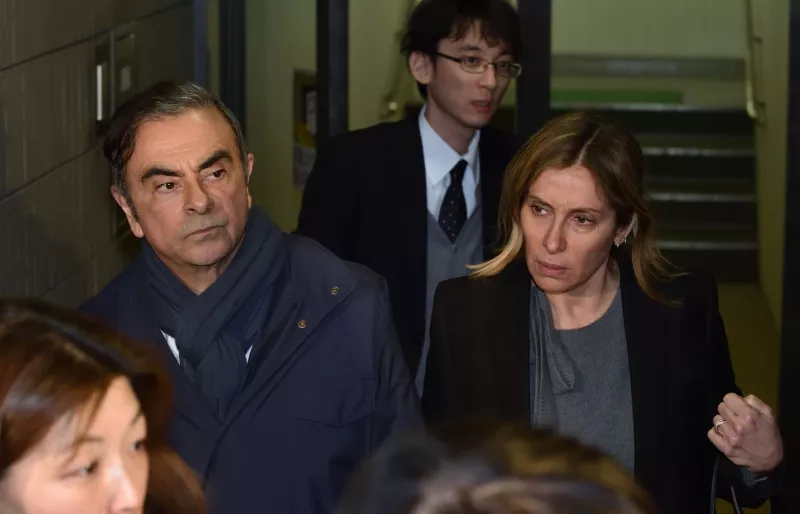 Ghosn y esposa