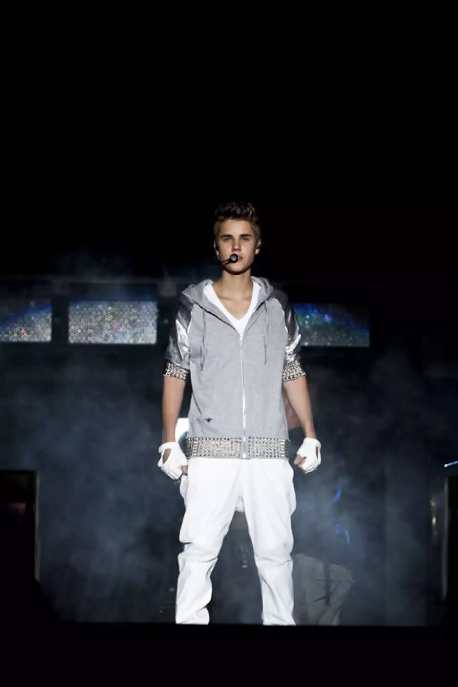 `¿Quiénes son mis más grandes fans? Creo que todas ustedes son las mejores fans en el mundo´, dijo Bieber y tras escuchar como respuesta un grito ensordecedor, dio paso a `U smile´, tema que dedicó a todas las chicas reunidas en la plancha de Zócalo.