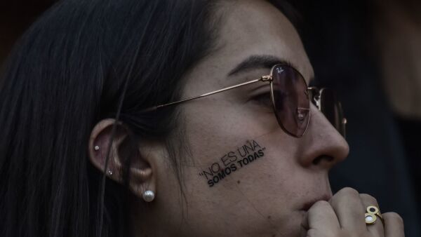 Con flores, velas y fotografías, mujeres rindieron homenaje a víctimas de feminicidio