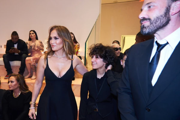 Jennifer López, Ben Affleck y otros famosos despiden a magnate en Miami