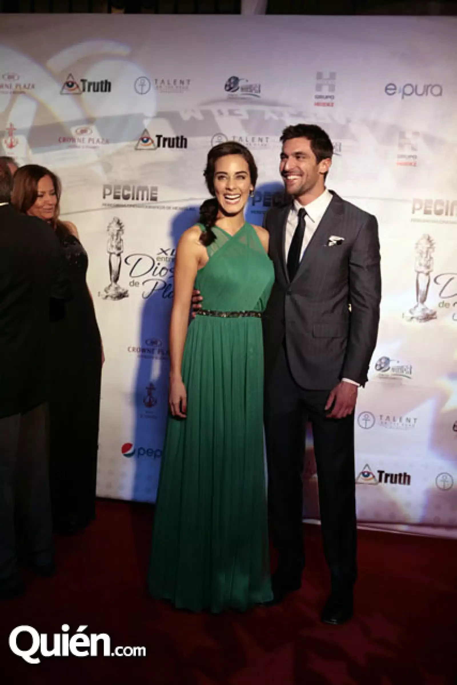 Esmeralda Pimentel, Osvaldo de León