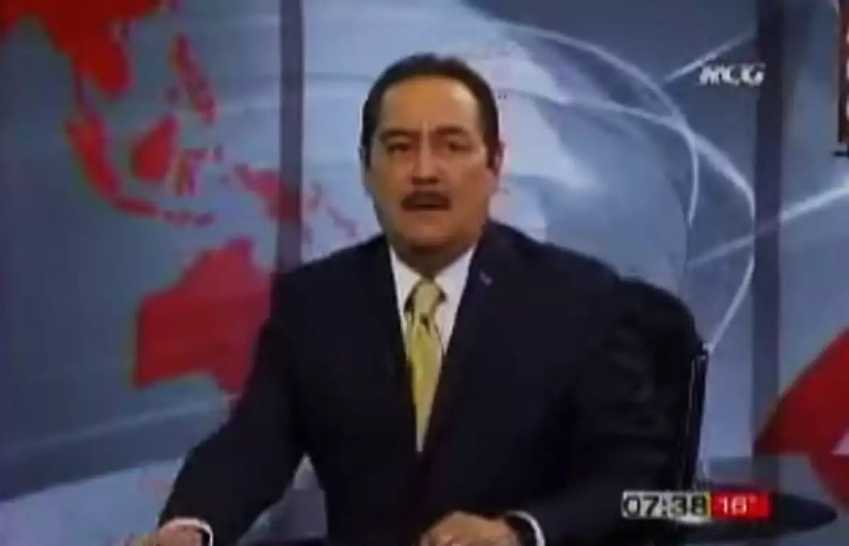 Marcos Martínez Soriano, conductor de noticias en televisión, no se dio cuenta que ya estaba al aire y habló mal de ambos periodistas.