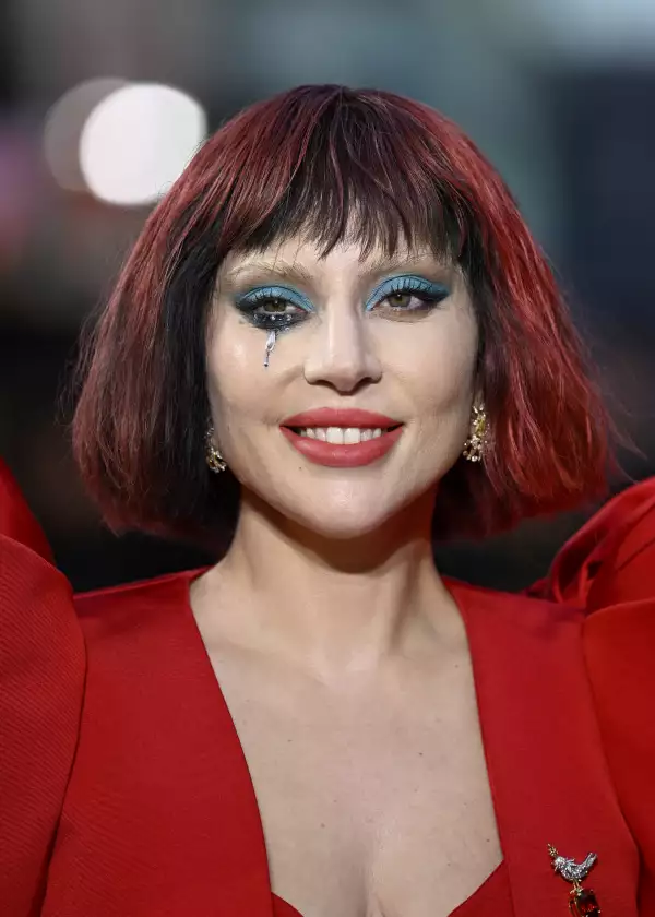 Lady Gaga cambió su melena rubia por un bob rojo con flequillo al estilo Harley Quinn.