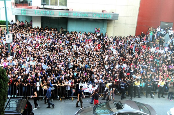 Miles de fans se reunieron afuera de su hotel esperando verlos.