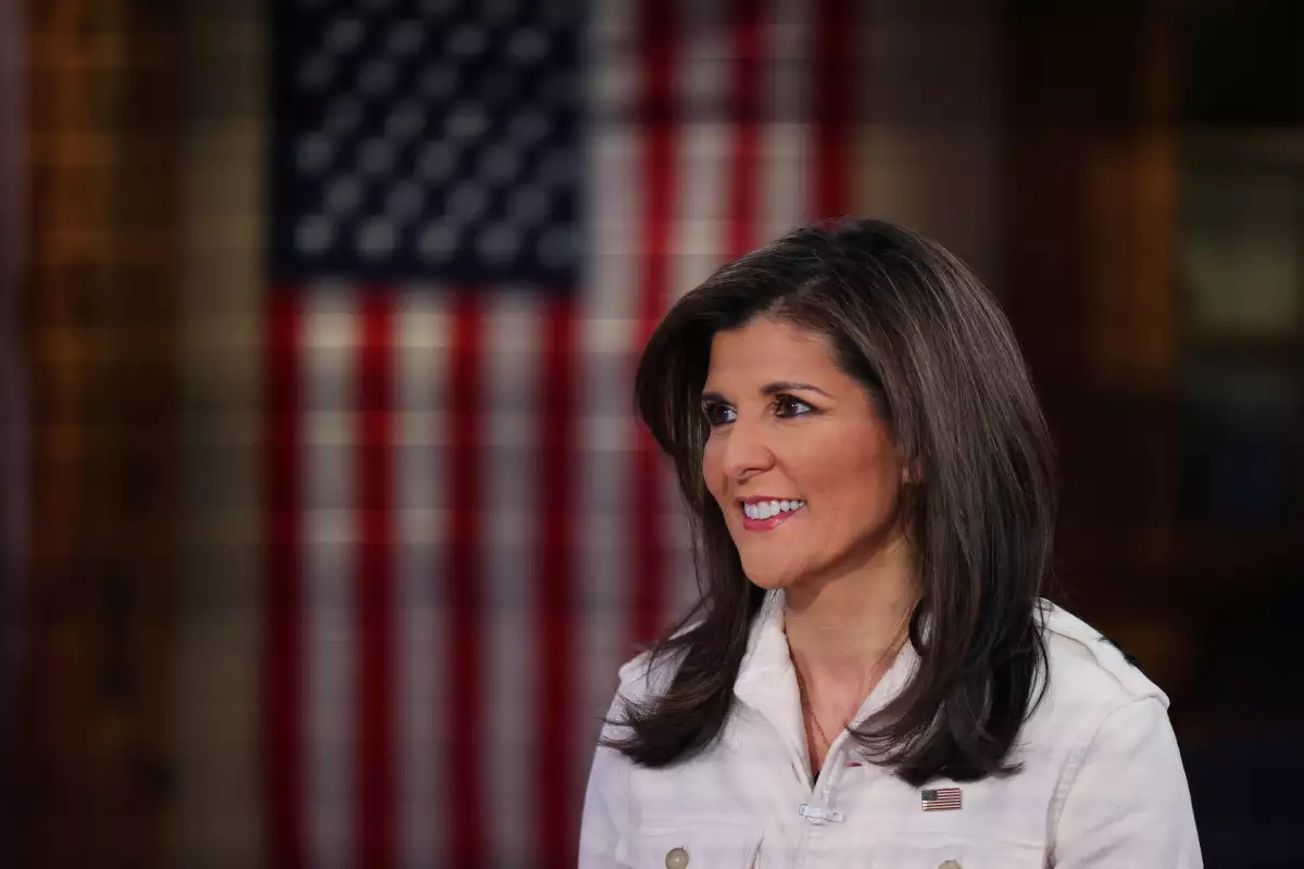 La candidata presidencial republicana y ex embajadora de los Estados Unidos ante las Naciones Unidas Nikki Haley es entrevistada en FOX & Friends de FOX News Channel, durante las elecciones primarias presidenciales de New Hampshire en Bedford, New Hampshire, EE. UU., el 23 de enero de 2024.