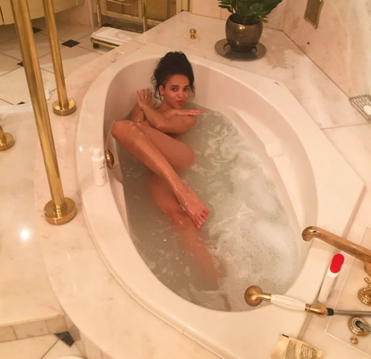 Ya en el hotel decidió tomar un baño de la manera más sexy posible.