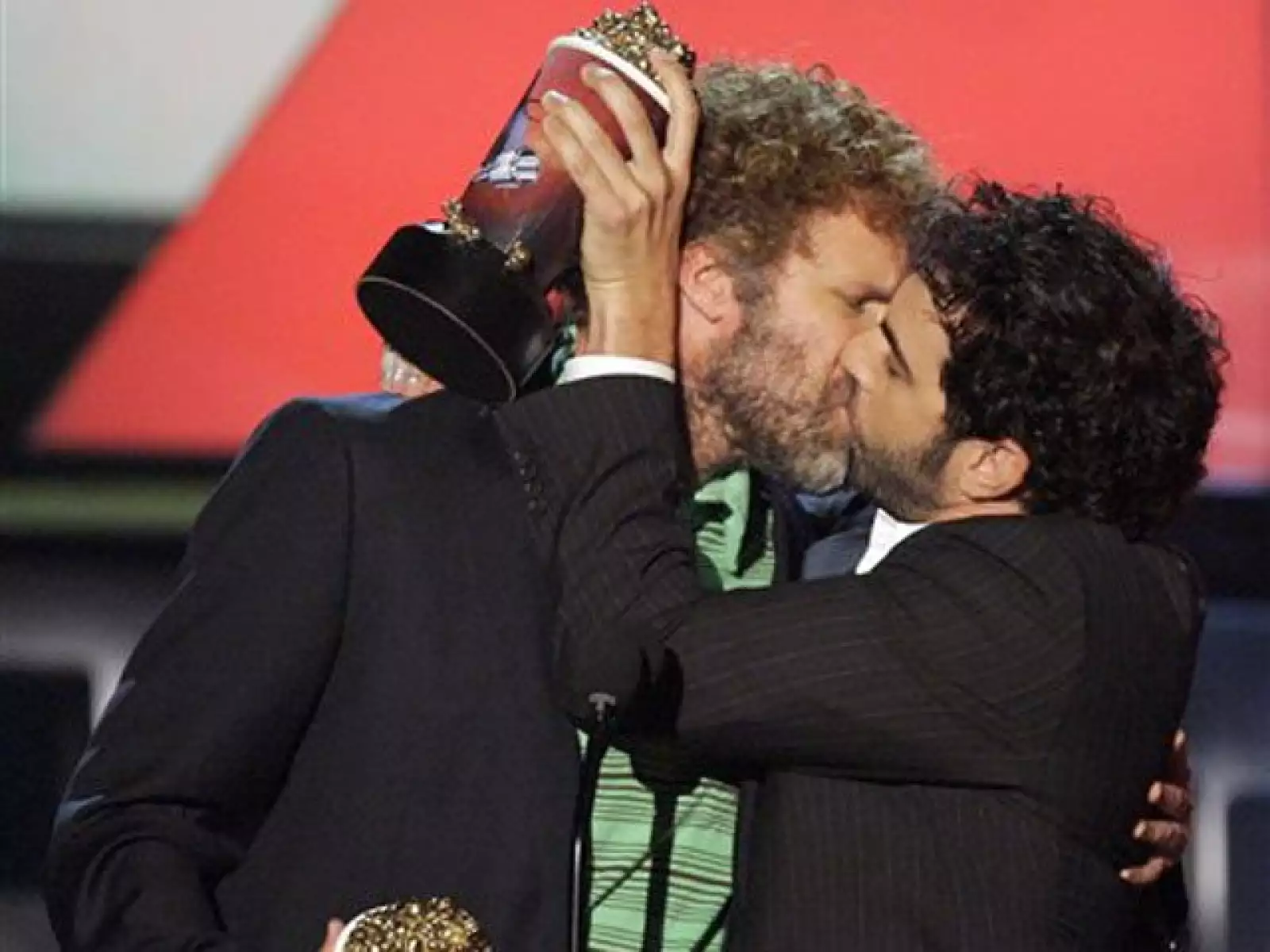 Tras recibir el reconocimiento por el Mejor Beso en los premios MTV 2007,  los actores Sacha Baron Cohen y Will Ferrell escenificaron un apasionado ósculo ante las cámaras.