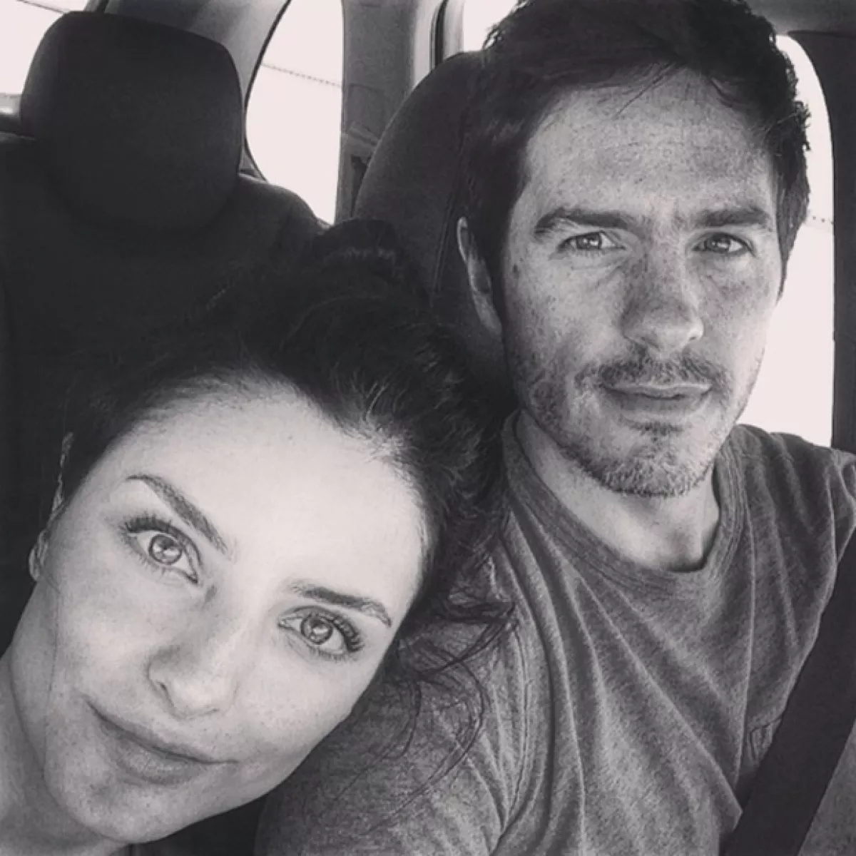 La actriz de 27 años asegura estar profundamente enamorada de Mauricio y se le nota.