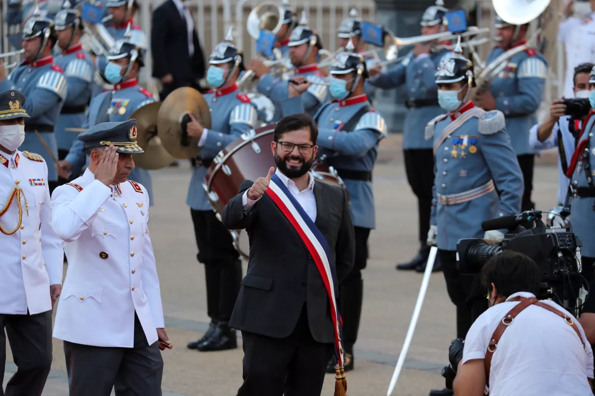 El presidente de Chile, Gabriel Boric, hace un gesto a su llegada al Palacio de La Moneda, en Santiago de Chile. 