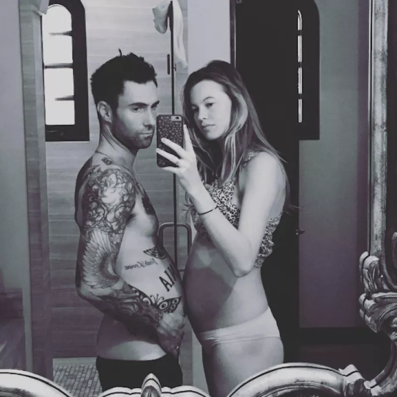 El cantante presumió su abdomen junto a la pancita de Behati Prinsloo, quien tiene 5 meses de embarazo.