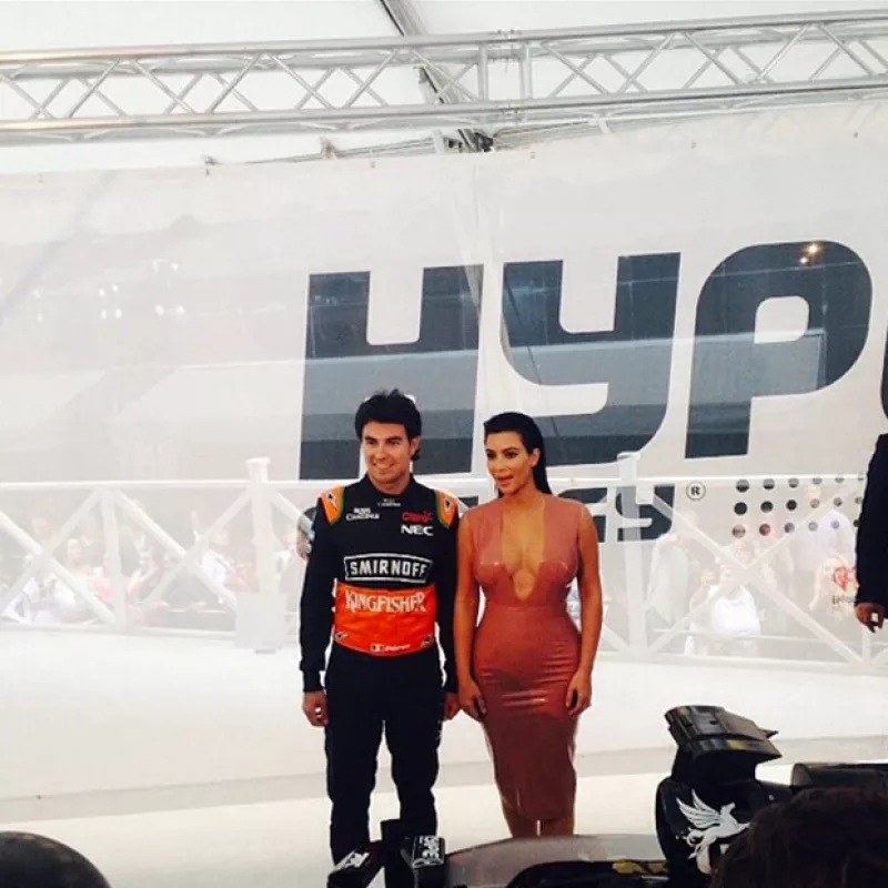 El piloto automovilístico estuvo en el lanzamiento de una marca en Tennessee, donde coincidió con la esposa de Kanye West y se tomó la foto del recuerdo con ella.