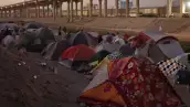Al borde del Río Bravo, ubicado en Ciudad Juárez, en la frontera con Estados Unidos, miles de personas migrantes venezolanas expulsadas a México, instalaron un campamento improvisado con casas de acampar en forma de protesta para presionar al Gobierno de Joe Biden luego de que fueron incluidos en el Título 42 que les impide cruzar y realizar el trámite para buscar asilo.