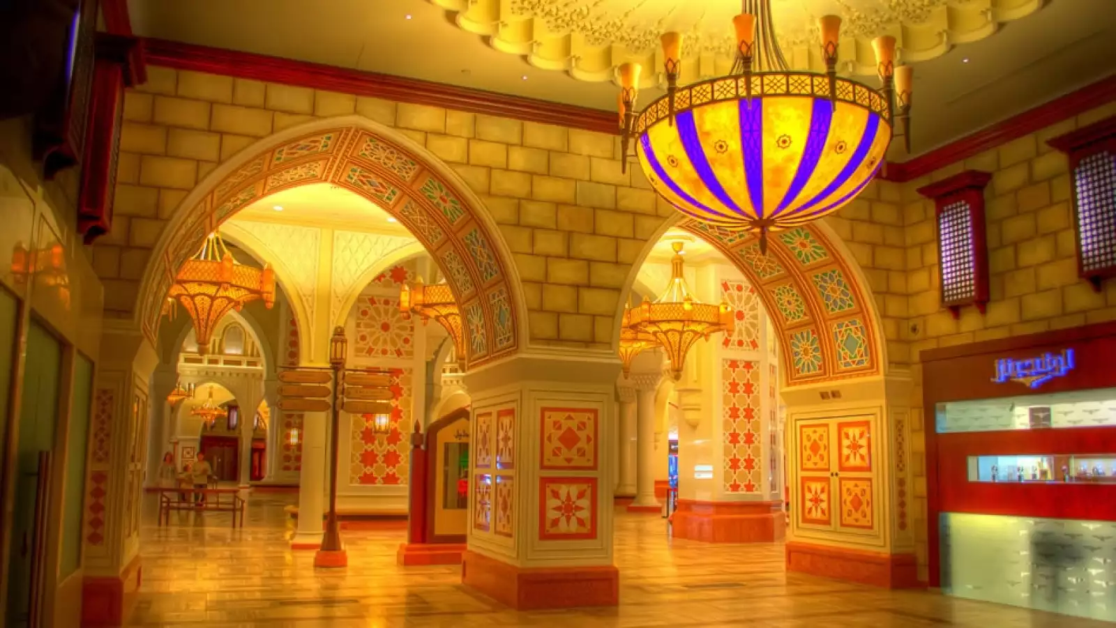 El centro comercial no repara en lujo con su famoso pasillo dorado en donde se encuentran algunas de las marcas premium del mundo 