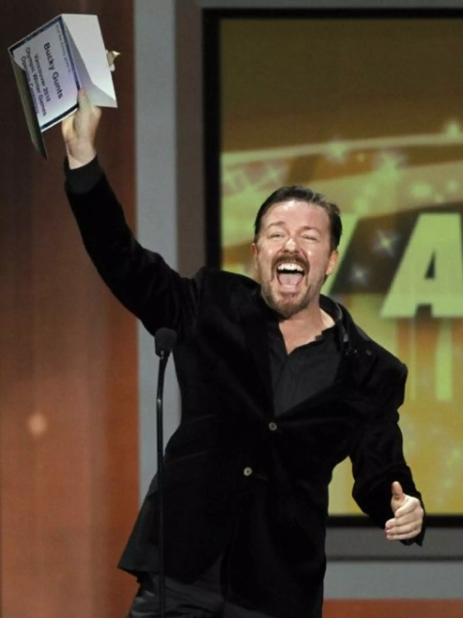 La reacción de Ricky Gervais  al dar a concocer a la mejor dirección de un programa de variedad o musical.