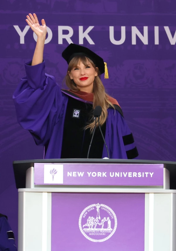 Taylor Swift Delivers New York University 2022 Commencement Address
