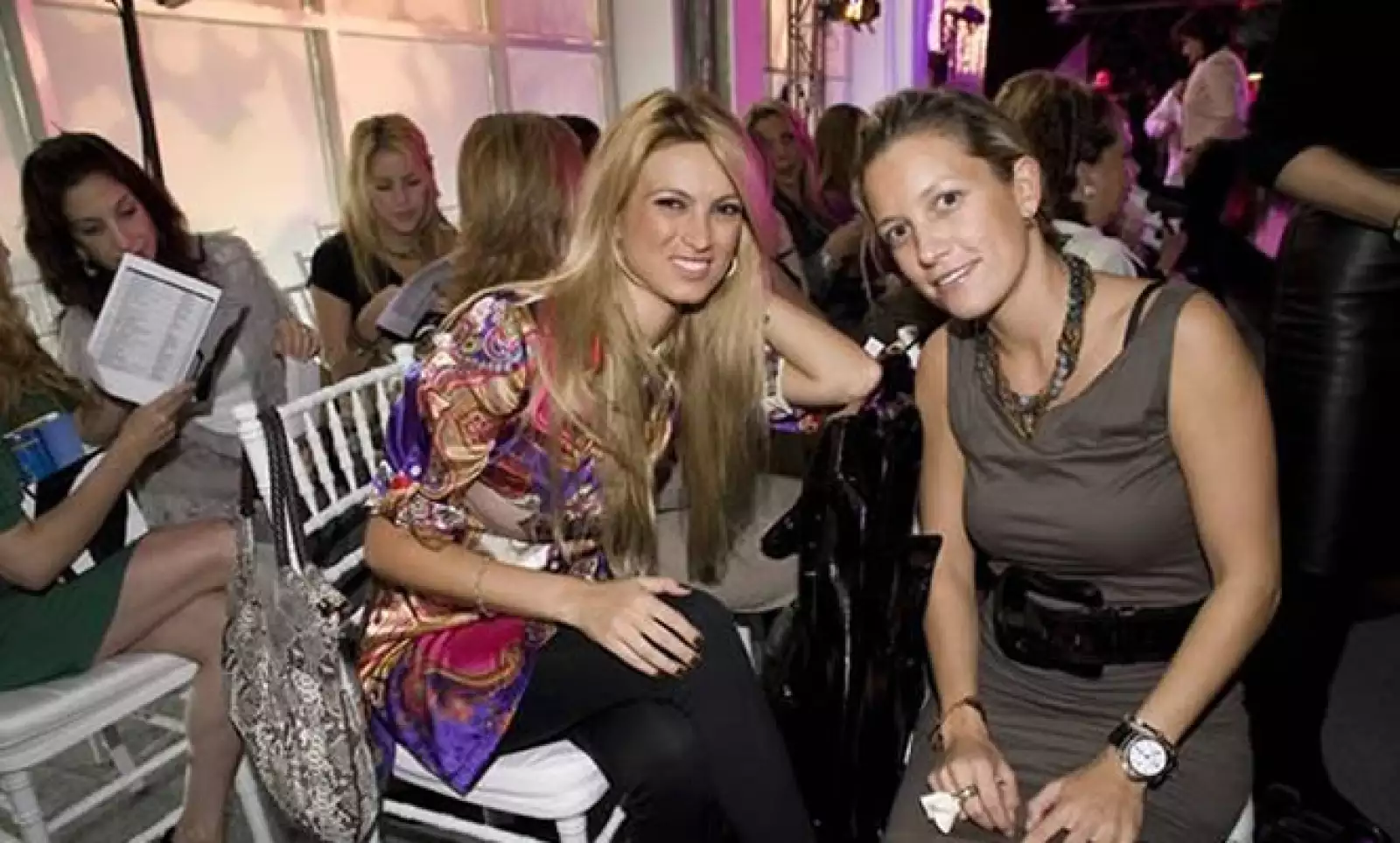 A María Elena, la novia, le gusta la moda de Dior, Valentino y Gucci. Según la revista Quién, en marzo viajó a Nueva York, donde le gustó un vestido de novia de 80 mil dólares, pero le pareció caro. Aquí, en un desfile de Saks con Emilce Carrill.