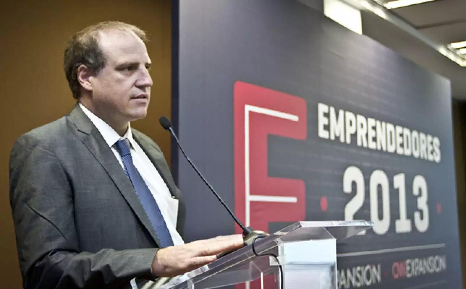 Alberto Bello, director editorial de negocios de Grupo Expansión, dirigió mensaje de bienvenida a los emprendedores participantes.