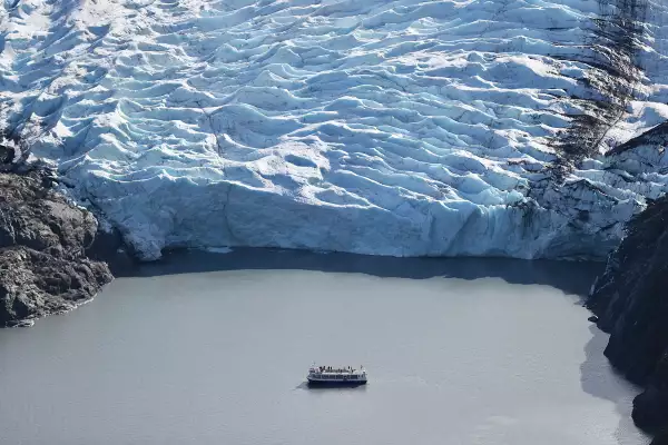 Se ve un barco turístico cerca de una terminal de glaciares en las montañas Kenai el 6 de septiembre de 2019 cerca de Primrose, Alaska. Científicos de EE. UU. Geological Survey ha estado estudiando los glaciares de la zona desde 1966 y sus estudios muestran que el calentamiento climático ha resultado en una pérdida sostenida de masa glacial a medida que el derretimiento superó la acumulación de nieve y hielo nuevos.