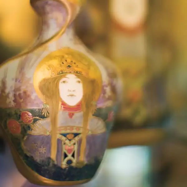 SOBREVIVIENTE. Este florero proviene de la antigua Checoslovaquia y es  de la marca Amphora.