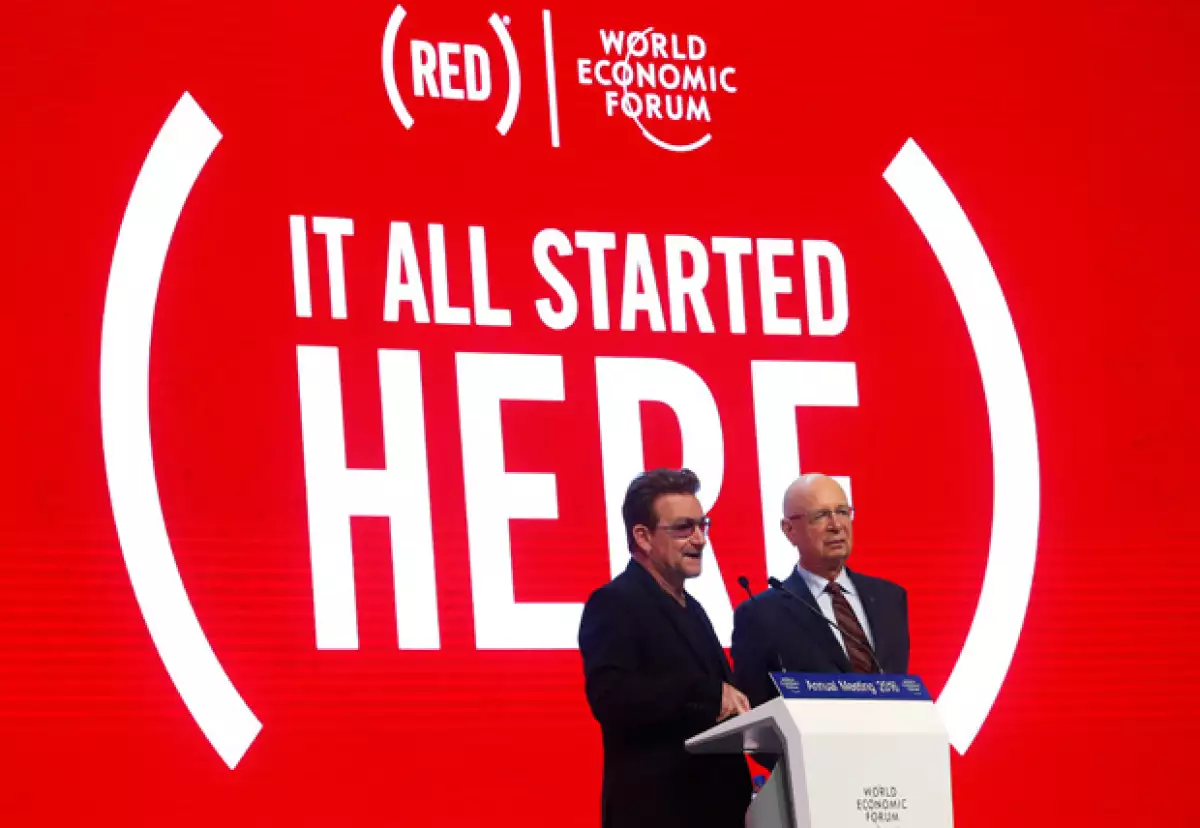 Bono emitió un discurso sobre la labor que ha hecho la marca de la que es cofundador.