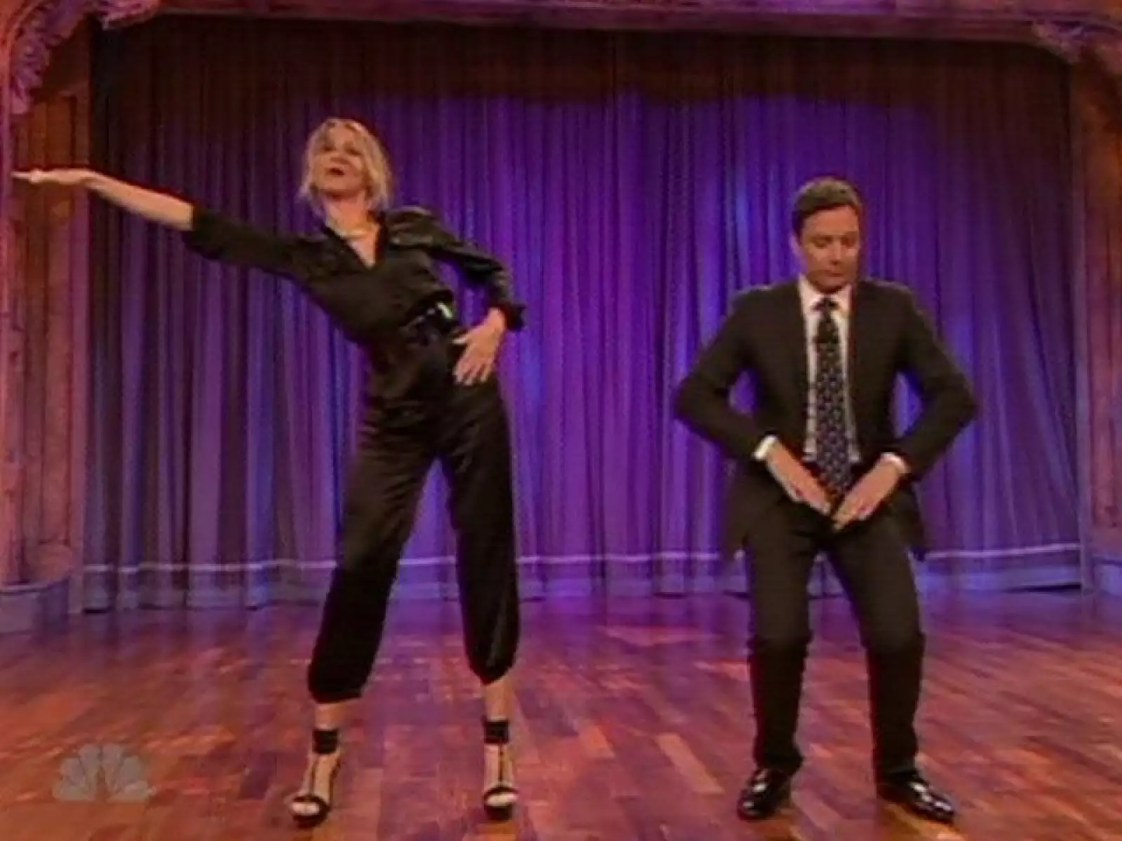 Cameron Diaz baila en el programa Late Night with Jimmy Fallon en los Estudios de la NBC en Manhattan, Nueva Cork.
