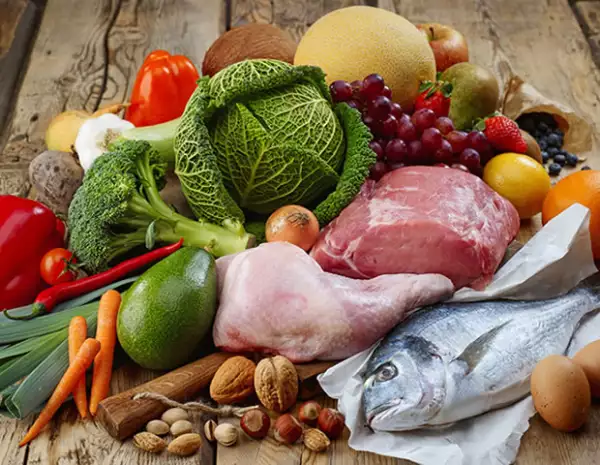 La dieta paleo es alta en el consumo de proteínas, vegetales y grasas, moderada en frutas y baja en carbohidratos.