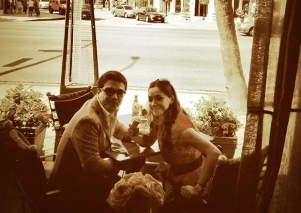 Están muy enamorados por lo que no pueden esperar para casarse.