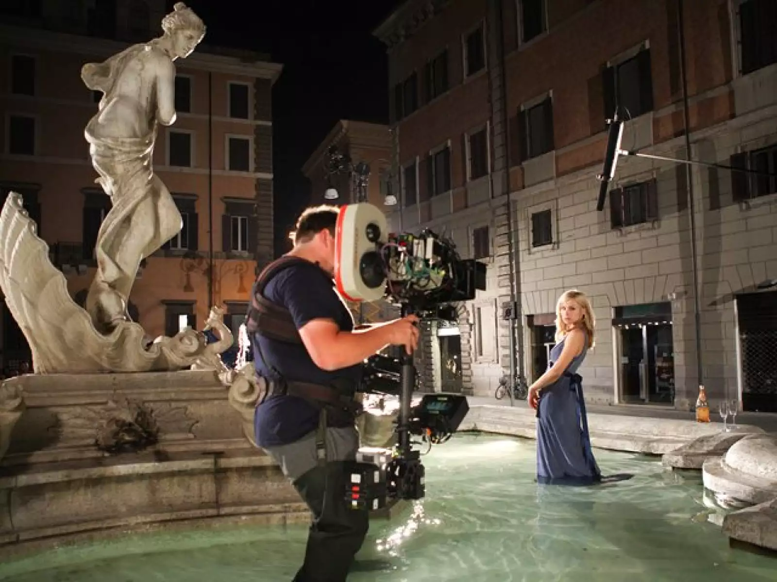 Una parte crucial de la película se lleva a cabo en Roma, donde Beth `juega con el destino´ en la Fontana di Amore.