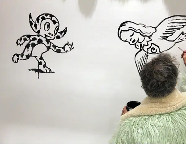 El excéntrico Gary pintando las paredes de la boutique Colette en París.