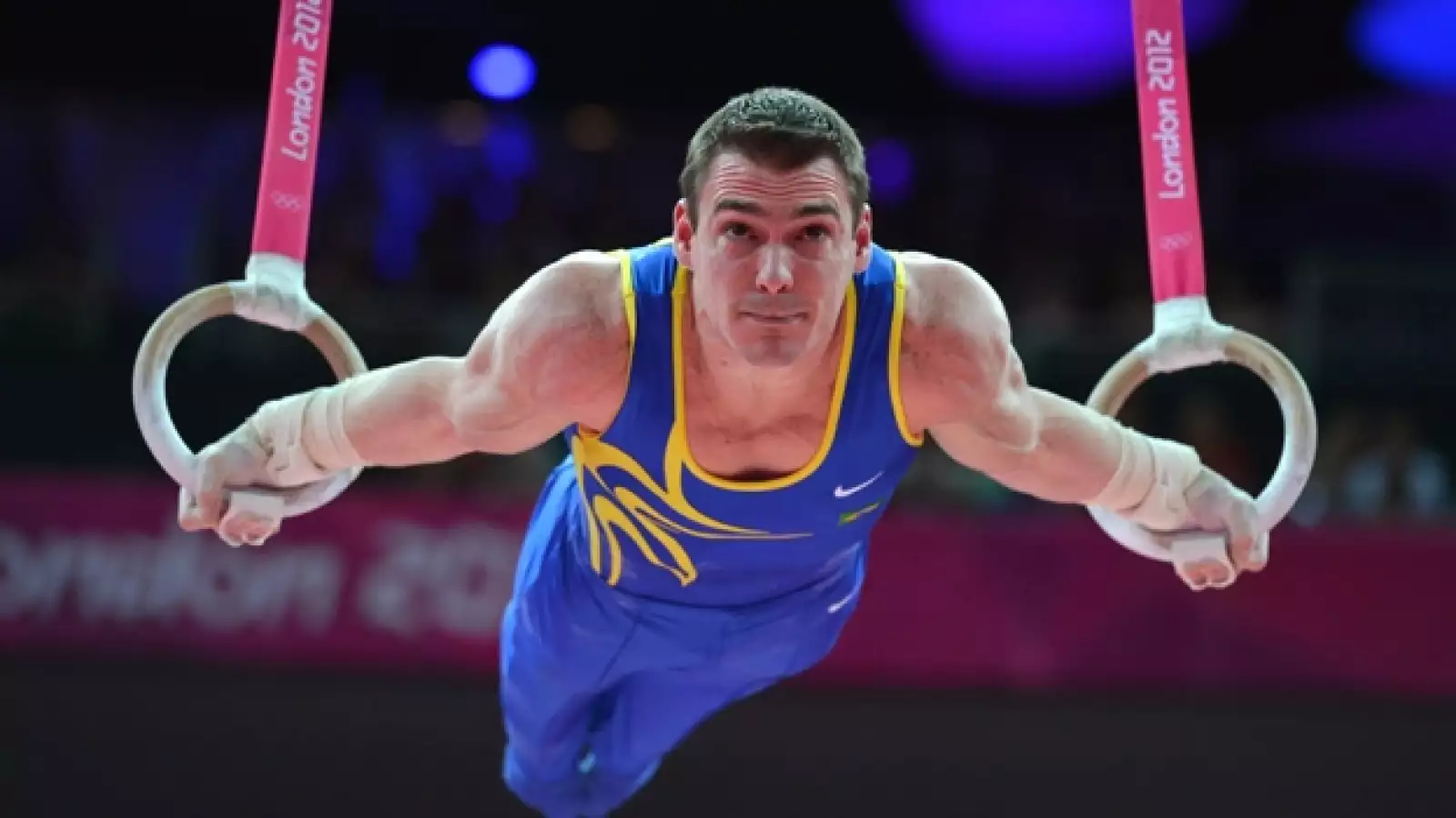 gimnasta brasileño en competencia en aros