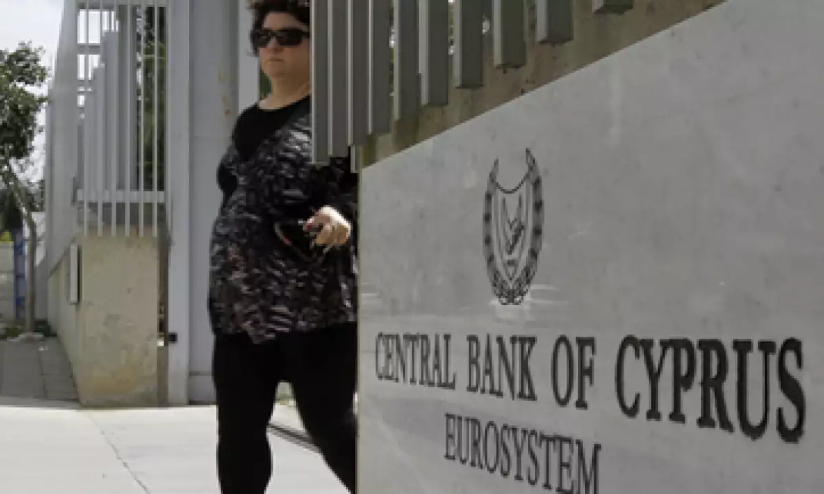 El Banco Central Europeo ha dicho que cortará la ayuda de liquidez de emergencia a los principales bancos de la isla. (Foto: AP)