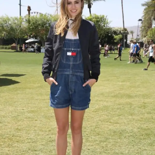 Nos encontramos a la modelo inglesa en Coachella, evento al que eligió un overol de short de la capsula Tommy Jeans de Hilfiger Denim con los que se veía espectacular en el conocido festival de música.