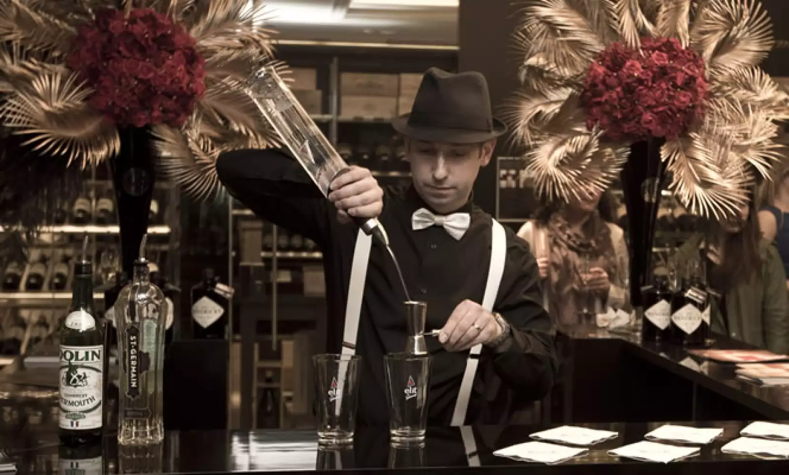 Se trata de la cuarta adaptación de la célebre novela de F. Scott Fitzgerald. Un barman prepara cocteles en el Harrods Tasting Room.