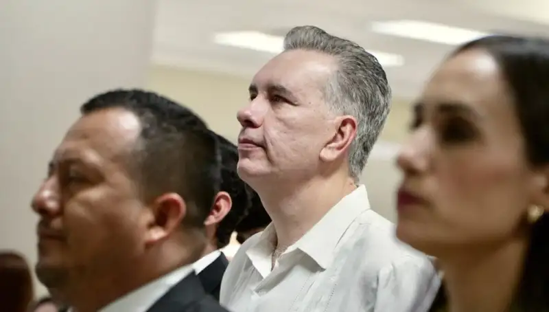 En la imagen se observa a Waldo Fernández de perfil durante un evento público. 