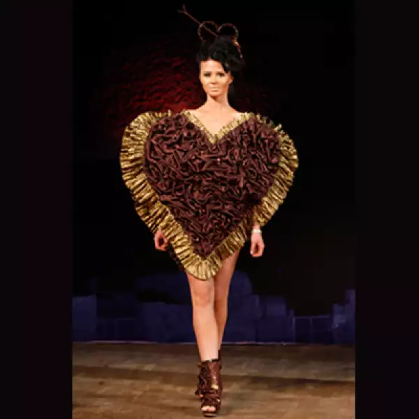 Una modelo camina con un corazón repleto de chocolate obscuro.