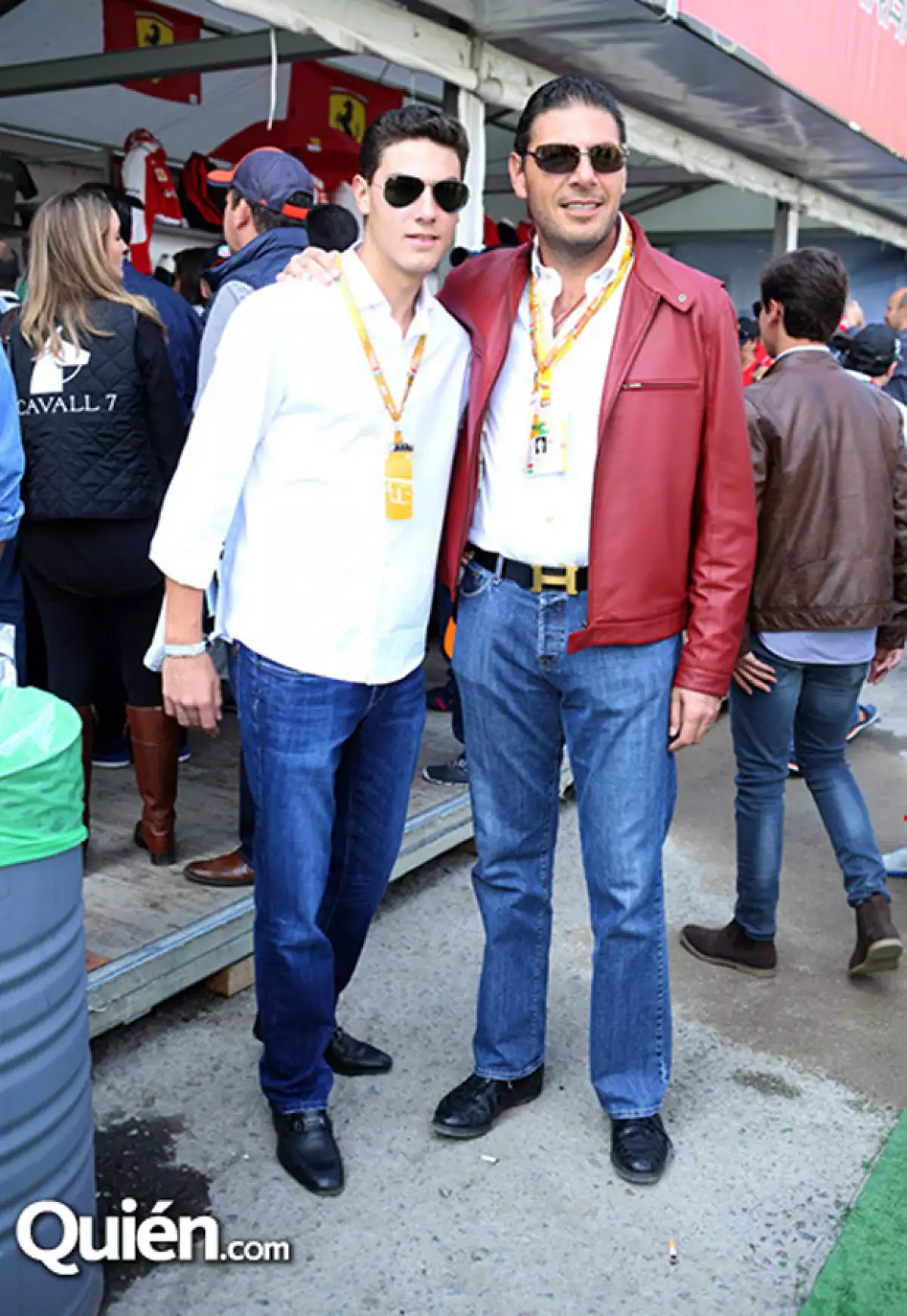 La familia Hank en el stand de Ferrari