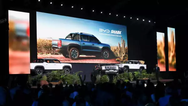 ¿Por qué BYD y Tesla aplazan la construcción de sus plantas en México?